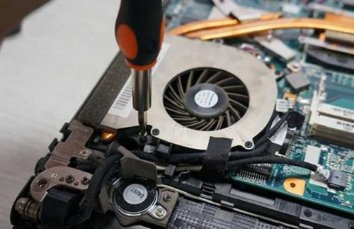 华硕飞行堡垒8散热噪音大如何解决  